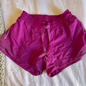 LULULEMON HOTTY HOT SHORTS SIZE 6. 4” length. Great condition